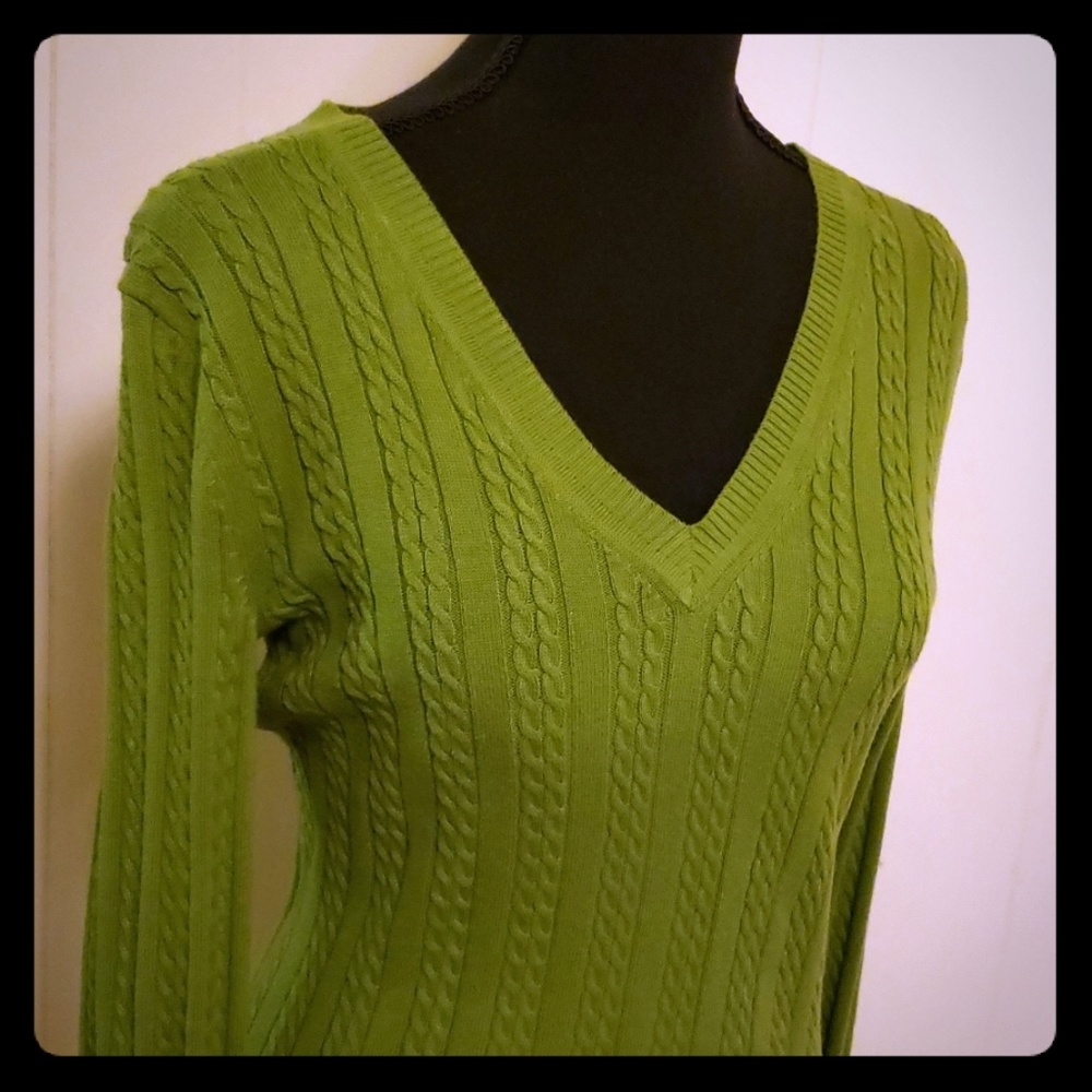 2/$15.00 😊 Tommy Hilfiger size small v-neck🍀🍀